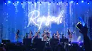 Selain nostalgia dengan lagu lawas, JKT48 juga membawa Rapsodi indah. Lagu ini jadi salah satu andalan mereka yang buat penonton karaokean bareng. [Adrian Putra/Fimela.com]