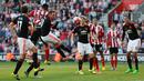 Serangan pemain Southampton di depan gawang MU dalam lanjutan Liga Premier Inggris di Stadion St. Mary, Southampton, Minggu (20/9/2015). (Reuters/Stefan Wermuth)