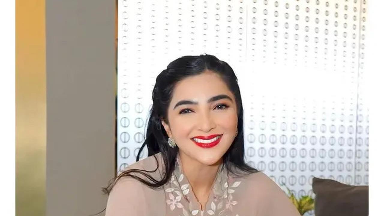 6 Potret Outfit Kebaya Ashanty di Kondangan Teman Kuliah, Inspirasi Gaya Elegan