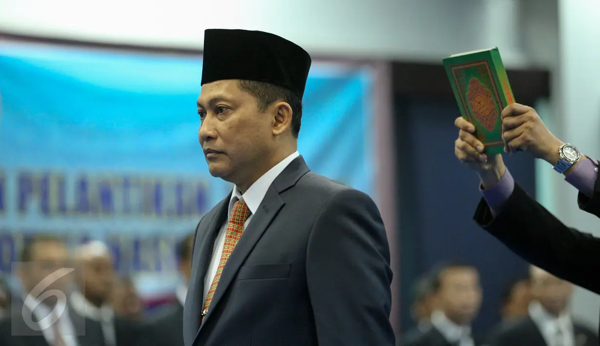 Komjen Pol Budi Waseso saat pemgambilan sumpah jabatan pada acara pelantikan dirinya sebagai Kepala BNN di Kantor BNN, Jakarta, Selasa (8/9). Buwas resmi menggantikan Komjen Pol Anang Iskandar sebagai Kepala BNN. (Liputan6.com/Faizal Fanani)