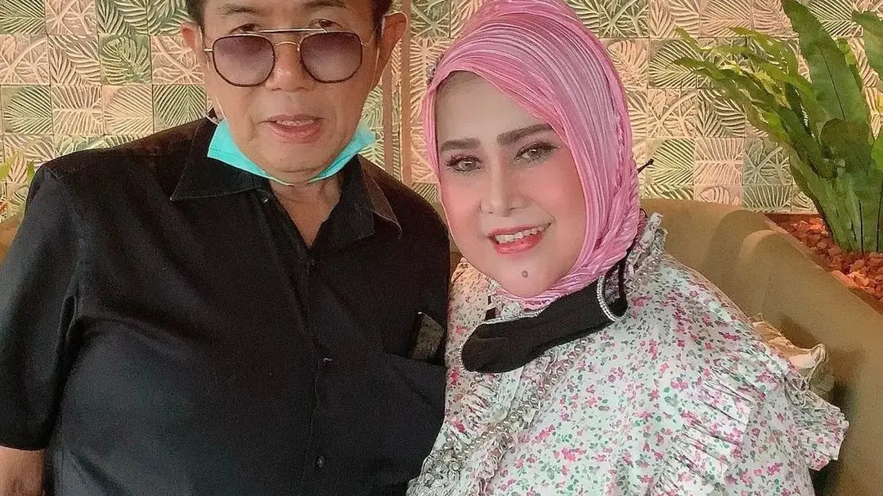 Kenangan Elvy Sukaesih bersama produser musik Hadi Soenyoto (Foto: Instagram @elvy_sukaesih)