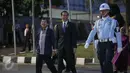 Wakil Presiden Jusuf Kalla (kiri) mengantar kepergian Presiden Jokowi di Bandara Udara Halim Perdana Kusuma, Jakarta, (20/11/). Kepergian Presiden ke Malaysia untuk menghadiri Konferensi Tingkat Tinggi (KTT) ke-27. (Liputan6.com/Faizal Fanani)