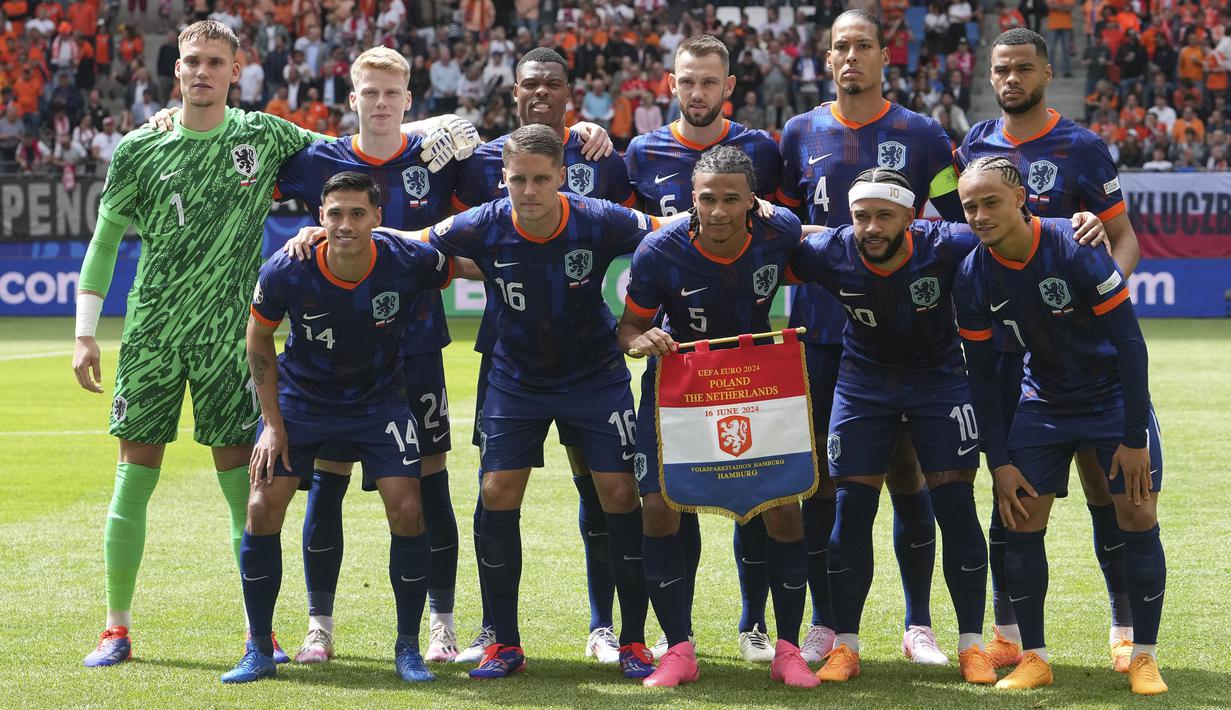 Para pemain starting XI Timnas Belanda berfoto bersama jelang dimulainya laga Grup D Euro 2024 menghadapi Timnas Polandia di Volksparkstadion, Hamburg, Jerman, Minggu (16/6/2024). (AP Photo/Sunday Alamba)