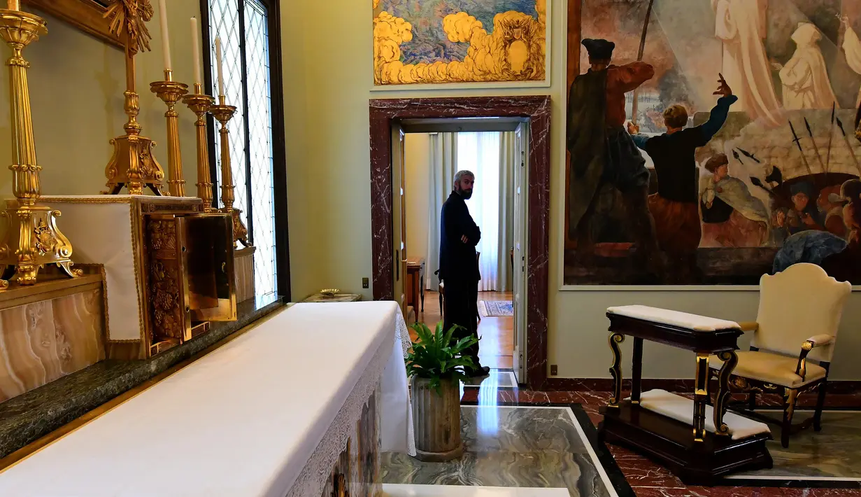 Seorang pengunjung sedang menikmati dekorasi mewah di apartemen Kepausan di Castel Gandolfo, Roma, Italia (21/10). Bagian dari apartemen yang dibuka untuk umum adalah perpustakaan pribadi Paus, ruang studi, kapel dan kamar tidurnya. (AFP/Alberto Pizzoli)