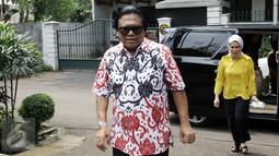 Oesman Sapta Odang menuju lokasi untuk menyoblos dalam Pilkada Putaran kedua di TPS 03 Denpasar, Kuningan Timur, Jakarta, Rabu (19/4). Oso berpesan untuk pasangan calon yang menang atau kalah dalam putaran kedua ini harus bijak. (Liputan6.com/Johan Tallo)