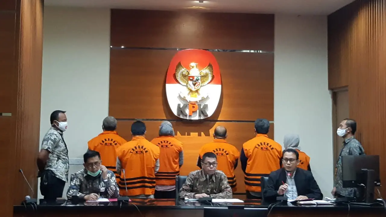 KPK menetapkan Bupati Kutai Timur dan istrinya sebagai tersangka kasus proyek insfrastruktur.