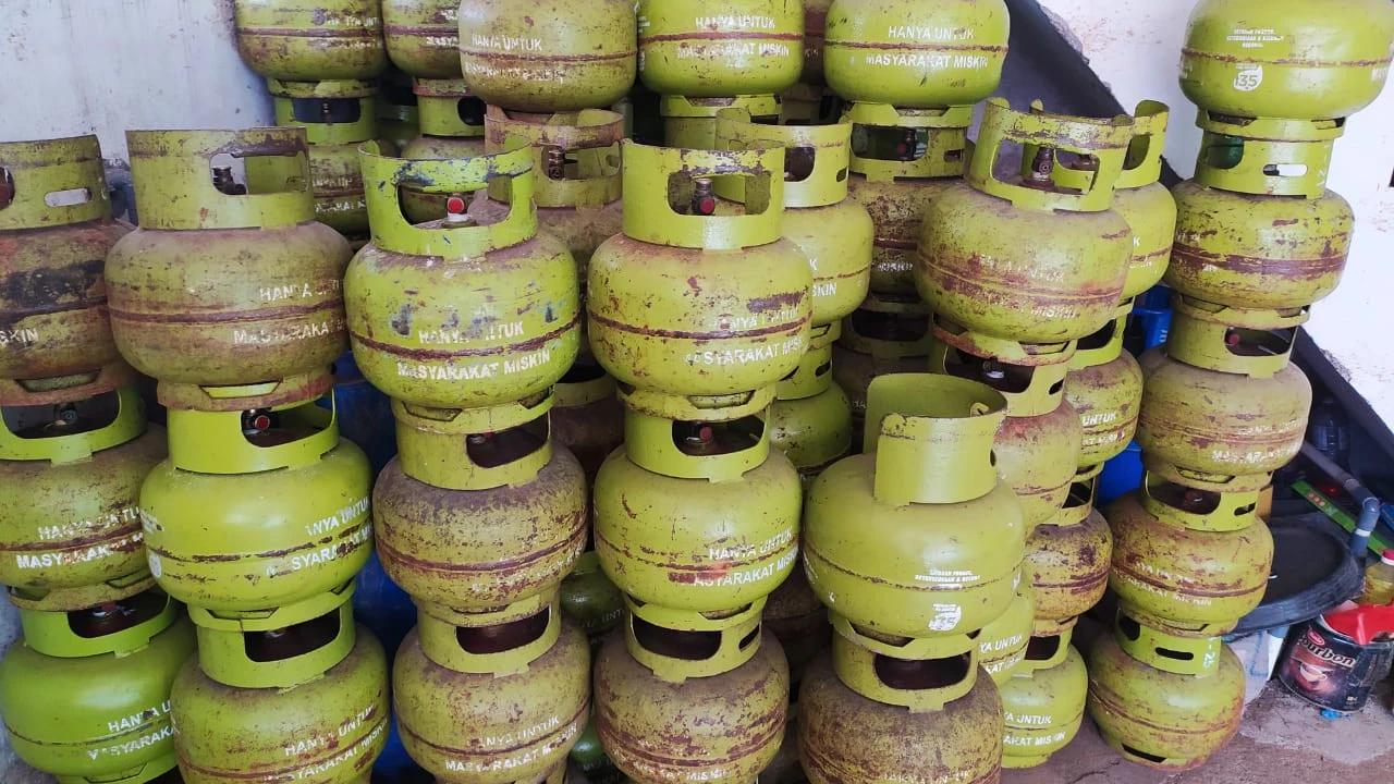 Nampak tumpukan gas LPG 3 kg di salah satu pangkalan gas di Garut, Jawa Barat. Pertamina memastikan pasokan gas bersubsidi cukup tersedia selama ramadan berlangsung tahun ini.