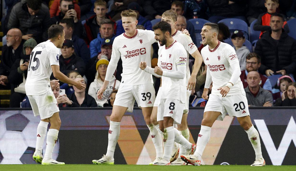 Para pemain Manchester United merayakan gol yang dicetak oleh Bruno Fernandes ke gawang Burnley pada laga Liga Inggris di Stadion Turf Moor, Minggu (24/9/2023). Bruno muncul sebagai pembeda saat Man United di markas Burnley. Gol tunggalnya jadi penentu kemenangan MU. (Richard Sellers/PA via AP)