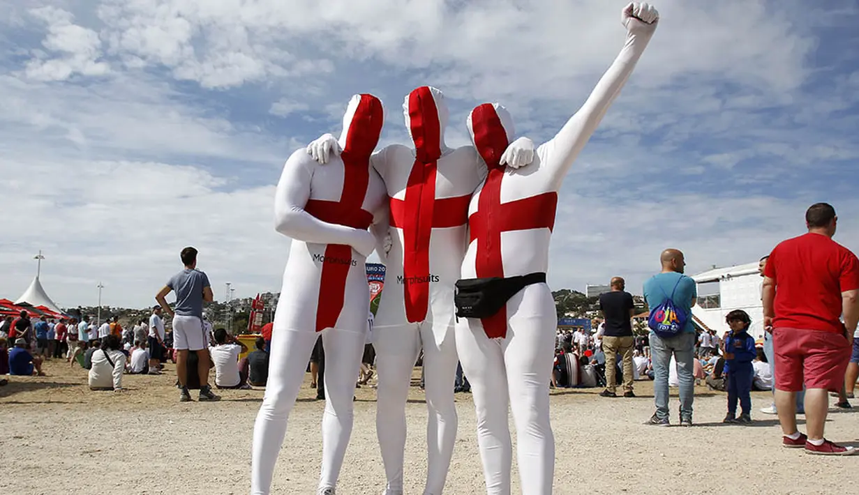 Pendukung Inggris bergaya saat berada di fan zone Marseille yang terletak di tepi pantai. (AFP/Jean Christophe Magnenet)