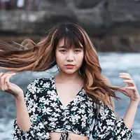 Memiliki hobi travelling, dalam berbagai unggahan Instagramnya, banyak berbagai momen serunya menjalani liburan. Baik itu saat di Bali hingga berbagai tempat seru lainnya. Seperti halnya beberapa waktu lalu, ia bersama keluarganya menikmati liburan bersama di Bali, Dalam Instagramnya ia membagikan potretnya saat berada di Pantai Pandawa. (Liputan6.com/IG/@gheaindrawari)