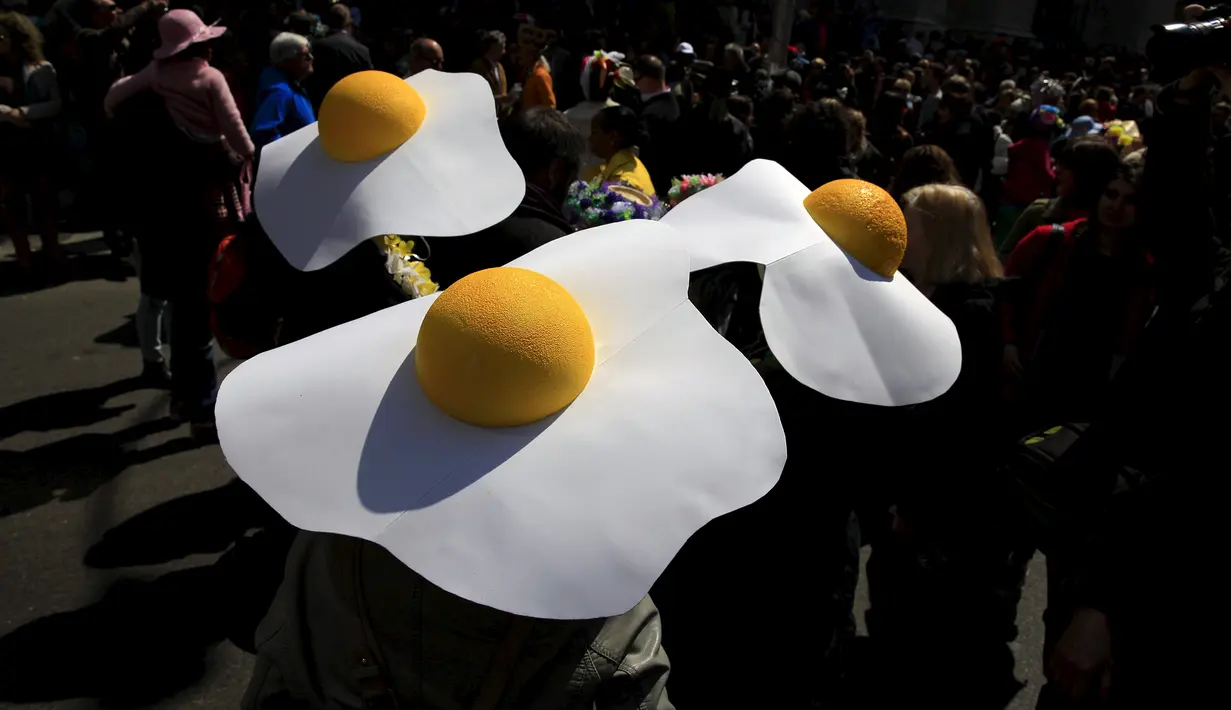 Sejumlah orang  mengenakan topi berbentuk telur mata sapi saat menghadiri Parade Paskah dan Festival Bonnet di New York City, Minggu (5/6/2015). (Reuters / Eric Thayer)