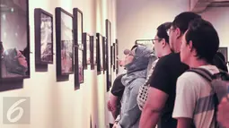 Sebanyak 80 karya foto yang memuat berbagai peristiwa yang terjadi di Indonesia sepanjang 2016 dipamerkan dalam pameran foro Kilas Balik 2016, Jakarta, Jumat (17/2). (Liputan6.com/Yoppy Renato)