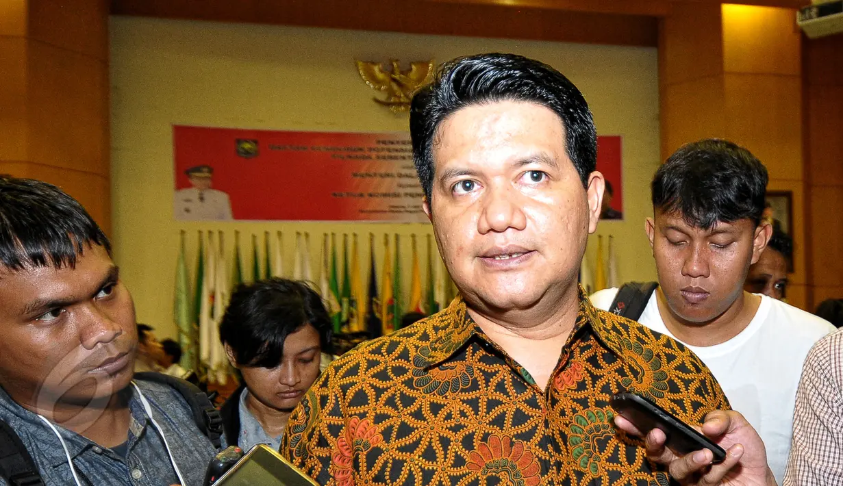 Ketua Komisi Pemilihan Umum, Husni Kamil Manik memberikan keterangan kepada wartawan usai acara penyerahan Daftar Penduduk Potensial Pemilih Pemilihan (DP4) Pilkada Serentak 2015 di Kemendagri, Jakarta, Rabu (3/6/2015). (Liputan6.com/Yoppy Renato)