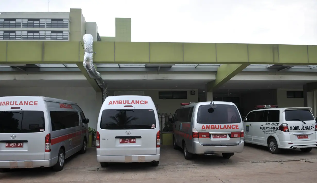 Ambulans terparkir di depan ruang isolasi pasien Covid-19 di RSUD Kota Depok, Rabu (6/5/2020). Akibat keputusan tersebut pelayanan kesehatan masyarakat di RSUD Depok seperti rawat inap ditiadakan dan dialihkan ke rumah sakit lain, untuk rawat jalan masih beroperasi. (merdeka.com/Iqbal S. Nugroho)