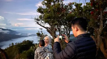 Zaskia Sungkar dan Irwansyah baru-baru ini pelesir ke Gunung Bromo, Jawa Timur, bersama si buah hati, Ukkasya Muhammad Syahki. Rona bahagia memancar dari wajah mereka. Kakak Shireen Sungkar memamerkan sejumlah foto di akun Instagram terverifikasinya, saat melihat matahari terbit berkawan “lautan” awan. Indonesia memang seindah itu. (Foto: Dok. Instagram @zaskiasungkar15)