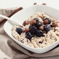 Ilustrasi overnight oat blueberry almond (copyright Freepik)
