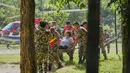 Tentara Nepal menggotong seorang lansia yang terluka setelah ia dievakuasi menggunakan helikopter dari wilayah yang terdampak banjir bandang di distrik Nuwakot, Nepal, Jumat, 28 Agustus 2026. (Foto AP/Rajesh Kumar Singh)