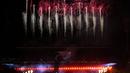 Kembang api meledak saat Upacara Penutupan Commonwealth Games 20220di Alexander Stadium di Birmingham, Inggris, Senin (8/8/2022). Bendera Olimpiade diturunkan dan diserahkan kepada Victoria, Australia yang menjadi tuan rumah CWG edisi berikutnya pada tahun 2026. (AP Photo/Kirsty Wigglesworth)