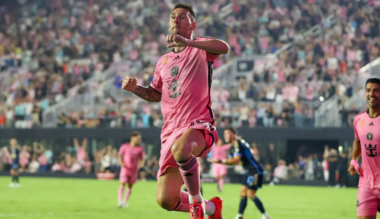 Penyerang Inter Miami asal Argentina, Lionel Messi merayakan gol pertamanya pada laga Major League Soccer (MLS) melawan Philadelphia Union di Chase Stadium, Fort Lauderdale, Florida, Sabtu 14 September 2024 atau Minggu (15/9/2024) pagi WIB. (Chris ARJOON/AFP)