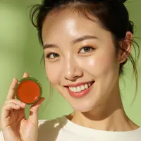 Salah satu variasi yang semakin populer adalah rosy natural look, yaitu tampilan makeup natural dengan sentuhan warna merah muda yang memberikan efek wajah lebih hidup. (foto/dok: freepik)