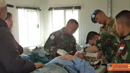 Citizen6, Lebanon: Tim Kesehatan Satgas Batalyon Mekanis TNI Konga XXIII-F/UNIFIL (Indobatt), mengoperasi luka kepala yang dialami Mr. Abdullah warga Ettaibeh, Lebanon Selatan, Selasa  (3/7). (Pengirim: Badarudin Bakri)