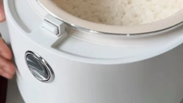Cara Masak Lontong yang Padat dan Kenyal Pakai Rice Cooker