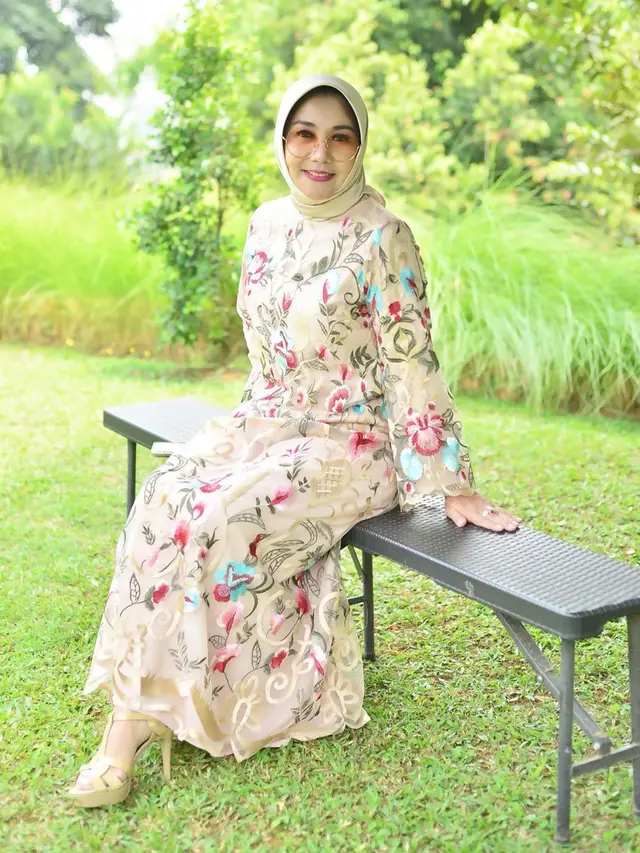 7 Potret Yora Febrina, Ibunda Nikita Willy yang Modis dan Awet Muda