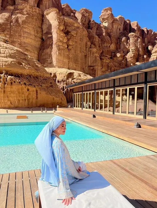 Setelah Umroh, Titi Kamal juga masih kenakan busana syar'i namun dengan tampilan yang lebih modis [@titi_kamall]