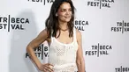 Aktris Katie Holmes berpose saat menghadiri pemutaran perdana "Alone Together" di Teater SVA selama Festival Tribeca 2022 di New York (14/6/2022). Katie tampil dalam balutan gaun maxi crochet putih yang dilengkapi dengan clutch coklat dan kalung serta gelang yang serasi. (AP Photo/Andy Kropa)