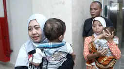 Para ibu menggendong anak mereka sebelum masuk ruang operasi di RS EMC, Bogor, Jawa Barat, Sabtu (21/4). RS EMC menggelar operasi hernia dari tanggal 21-27 April 2018. (Liputan6.com/Herman Zakharia)