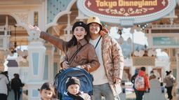 Saat pertama kali kencan kunjungi Disneyland Hongkong, kini Glenn dan Chelsea Olivia kunjungi Disneyland Tokyo. Walaupun lokasinya berbeda, namun Disneyland merupakan tempat liburan favorit pasangan yang telah berpacaran selama 8 tahun ini. Momen liburan ke Disneyland ini pun jadi momen pertama Dante, anak kedua Glenn dan Chelsea berkunjung ke Disneyland. (Liputan6.com/IG/@chelseaoliviaa)