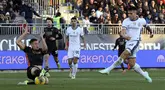 Pemain Venezia, Jay Idzes (kiri) menghentikan bola tendangan pemain Inter Milan, Lautaro Martinez pada laga lanjutan Liga Italia 2024/2025 di Pier Luigi Penzo Stadium, Venice, Minggu (12/01/2025) malam WIB. (AP Photo/LaPresse/Paola Garbuio)