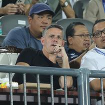 Pelatih Timnas Indonesia, John Herdman, kembali melakukan pemantauan pemain. Kali ini dengan menonton langsung laga Dewa United FC melawan Borneo FC Samarinda pada pekan ke-22 BRI Super League di Indomilk Arena, Tangerang, pada Minggu (22/2/2026). (Bola.com/M Iqbal Ichsan)