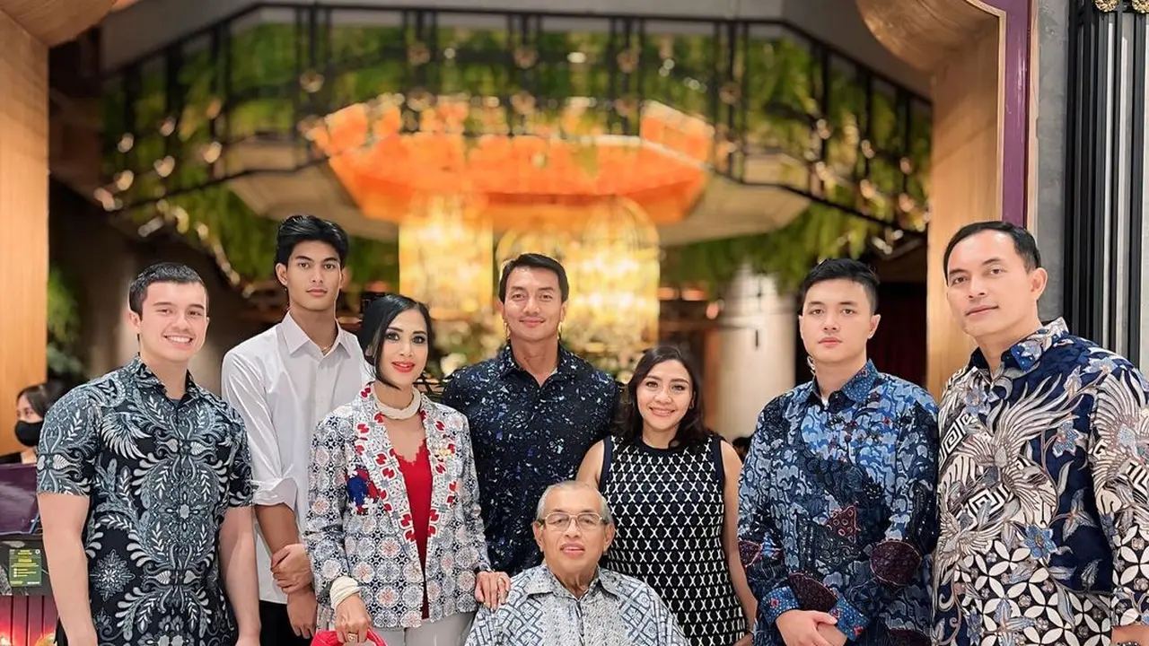 Potret Wisuda Marciano Nicholas Anak Diah Permatasari, Diselimuti Momen Haru Bahagia