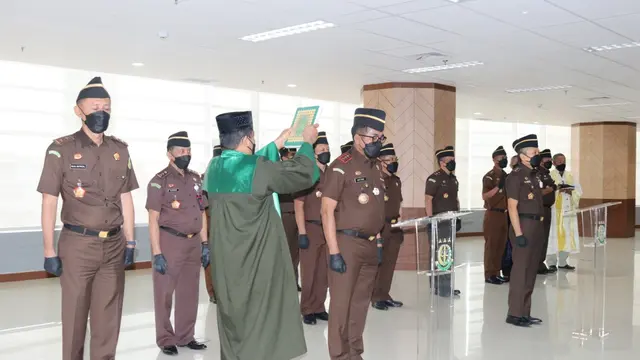 Jaksa Agung melantik anggota tim khusus penuntasan dugaan pelanggaran HAM berat. (Foto: Dokumentasi Kejaksaan Agung)