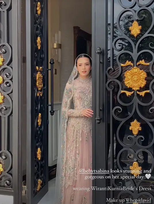 Beby Tsabina kenakan dress full payet bermotif bunga dengan potongan rok tulle dari Wiranti Kurnia [@wirantikurniabride]