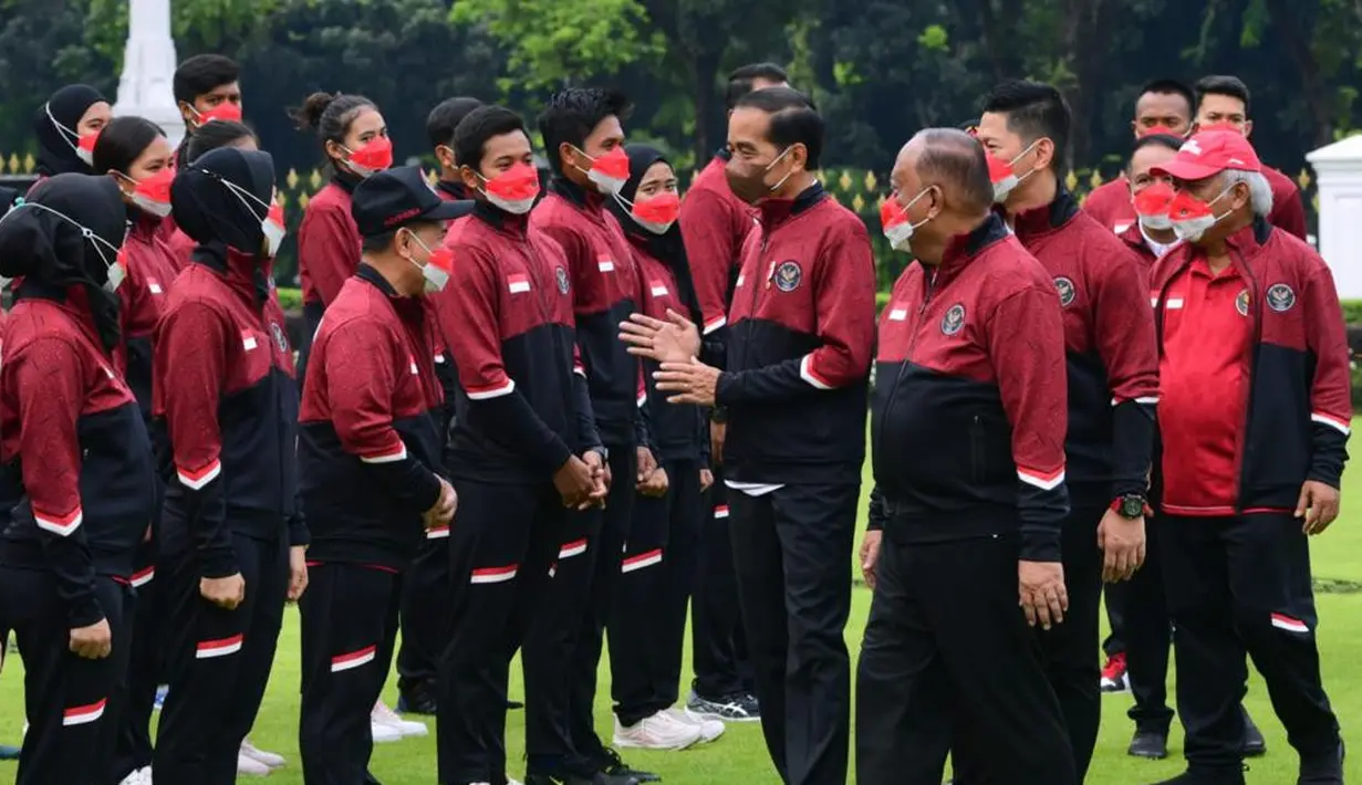 <p>Presiden Joko Widodo atau Jokowi (ketiga kanan) didampingi Ketua Komite Olimpiade Indonesia (KOI) Raja Sapta Oktohari (kedua kanan) menyapa para atlet saat pelepasan kontingen Indonesia untuk SEA Games 2021 di halaman Istana Merdeka, Jakarta, Senin (9/5/2022). Sebanyak 499 atlet dari 32 cabang olahraga diberangkatkan untuk bertanding pada SEA Games 2021 di Vietnam. (Dok. Kris - Biro Pers Sekretariat Presiden)</p>