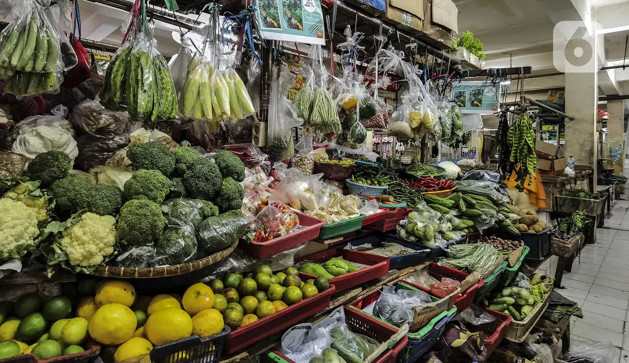 Aneka sayuran dijual di Pasar Pos Pengumben, Jakarta, Minggu (6/3/2022). Wakil Gubernur DKI Jakarta Ahmad Riza Patria memastikan Pemprov DKI Jakarta bersama pemerintah pusat terus melakukan operasi pasar untuk mengendalikan harga kebutuhan pokok dan sembako. (Liputan6.com/Johan Tallo)