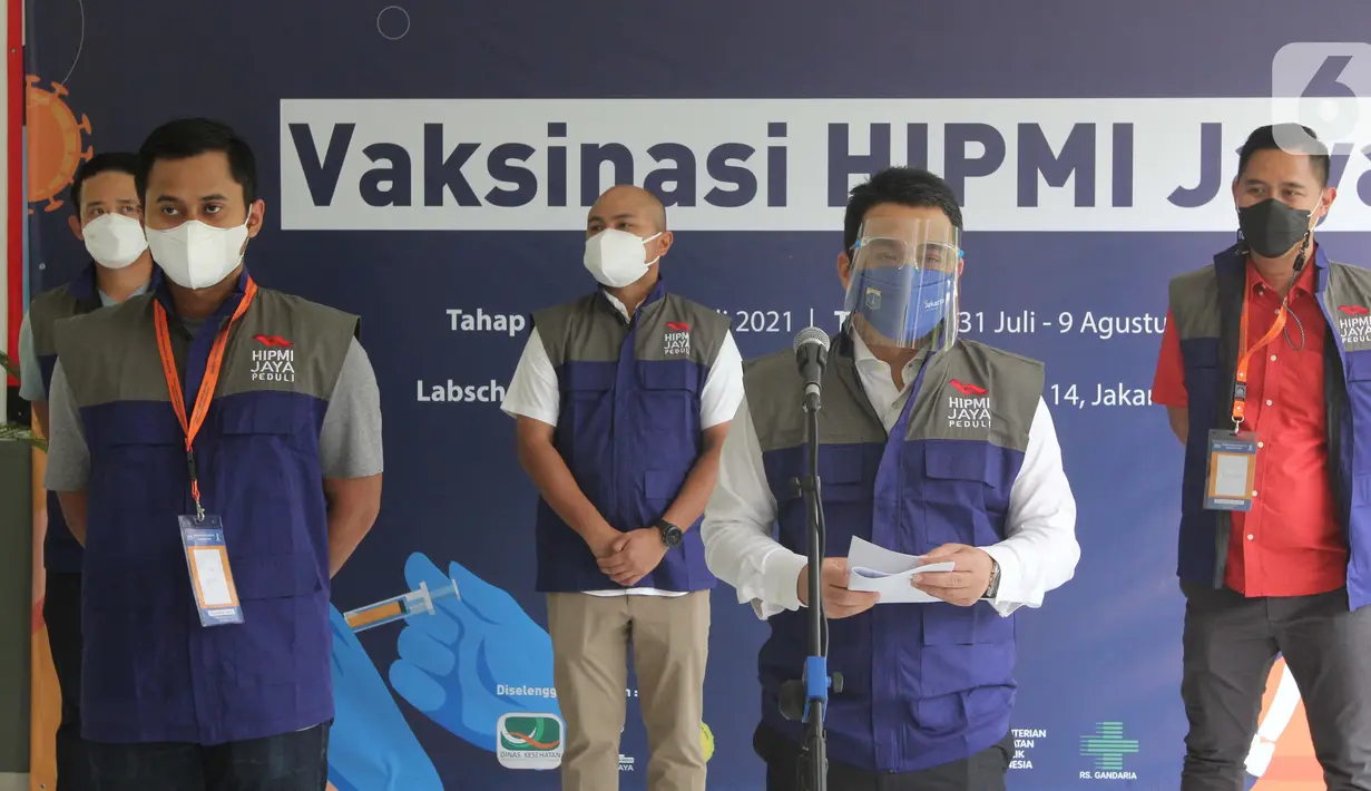 Wakil Gubernur DKI Jakarta Ahmad Riza Patria memberikan sambutan pada vaksinasi HIPMI Jaya di SMP dan SMA Labschool Kebayoran, Jakarta Selatan, Sabtu (03/7/2021). HIPMI bekerja sama dengan pemerintah berakselerasi dalam vaksinasi Covid-19 untuk pemulihan ekonomi nasional. (Liputan6.com/Fery Pradolo)