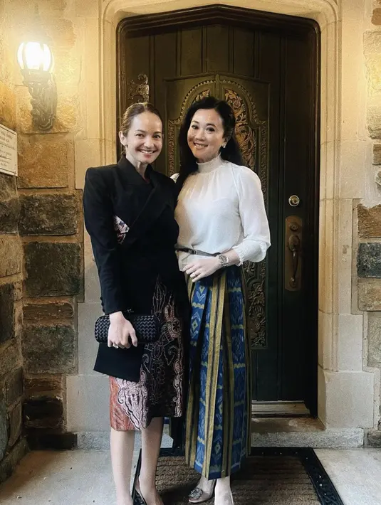 Enzy Storia juga tampak anggun dalam balutan jas  dan rok batik. Jas dengan model velvet tampak elegan menghadirkan pesona aura yang menjanjikan. [Foto: Instagram/ Enzy Storia]