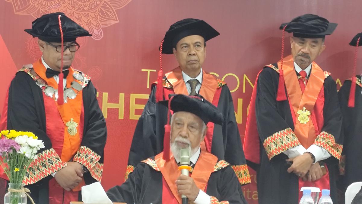PM Timor Leste Kay Rala Xanana Gusmao mendapatkan gelar Honoris Causa dari Universitas Hasanuddin di Baruga Andi Pettarani, Sabtu (5/9). (merdeka.com/Fajar Ihwan).