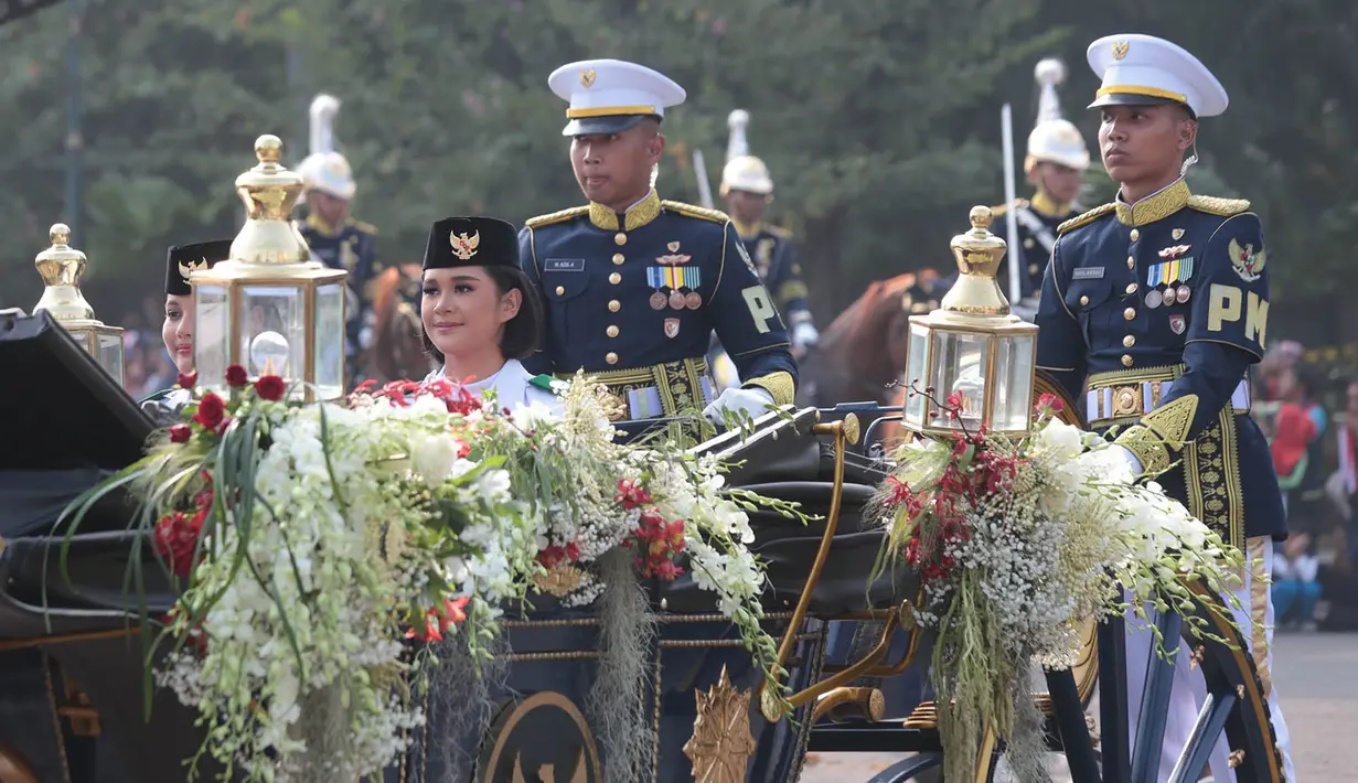 Purna Paskibraka Duta Pancasila 2025 membawa bendera pusaka dan naskah Proklamasi di atas kereta kencana Garuda Prabayaksa dari Monumen Nasional menuju Istana Merdeka dalam Kirab Merah Putih di Jakarta, Senin (17/8/2026). (KLY/ Budy Santoso)