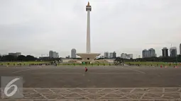 Suasana kawasan Monas, Jakarta, Kamis (31/3/2016). Rutinnya penertiban membuat kawasan Monas kini lebih tertata rapih dan bebas dari PKL. (Liputan6.com/Imamnuel Antonius)