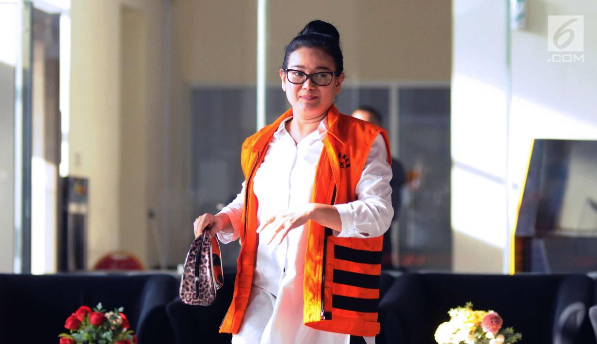 Terdakwa pemberi keterangan palsu Miryam S. Haryani usai menjalani pemeriksaan di Gedung KPK, Jakarta, Rabu (10/1). Miryam diperiksa sebagai saksi tersangka dugaan korupsi e-KTP, Anang Sugiana Sudihardjo (ASS). (Liputan6.com/Helmi Fithriansyah)