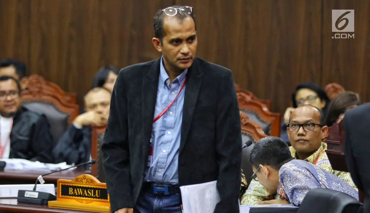 Ahli dari TKN Prof Edward Omar Syarief Hiariej saat mengikuti sidang sengketa Pilpres 2019 di Gedung MK, Jakarta, Jumat (21/6/2019). Sidang beragendakan mendengar keterangan saksi dan ahli dari pihak terkait yakni paslon nomor urut 01 Jokowi-Ma'ruf Amin. (Liputan6.com/Johan Tallo)
