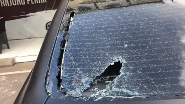 Kaca mobil polisi dirusak massa. (Istimewa)
