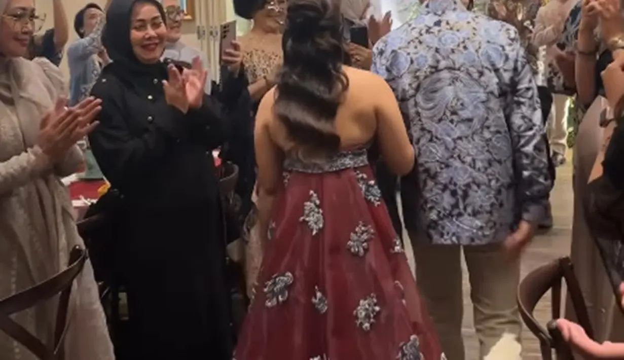 Di momen ini, Isya Adinda Kalia tampil cantik mengenakan outfit dress bernuansa Tionghoa tanpa tali dengan train panjang menjuntai hingga ke lantai. [Foto: Instagram/elmatheana]