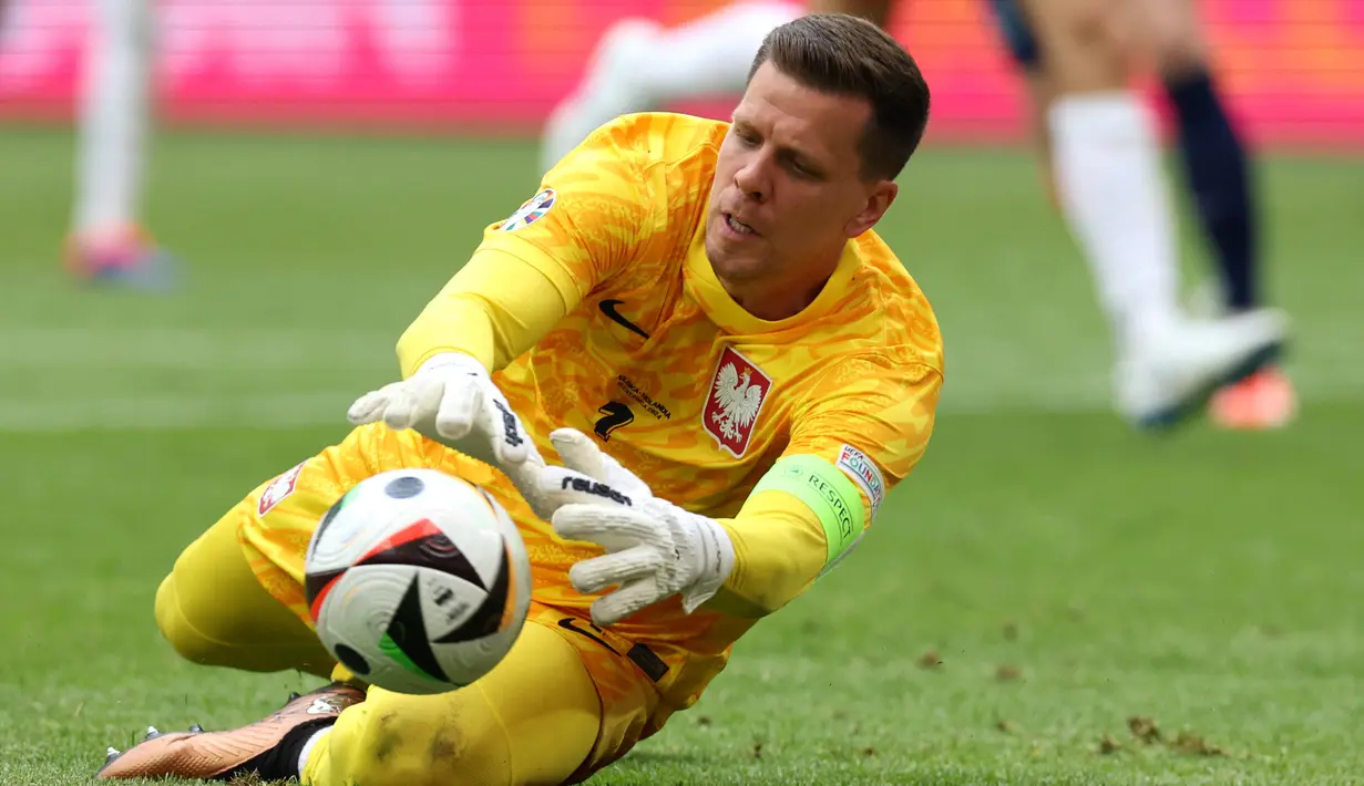 Mantan kiper Juventus dan Arsenal, Wojciech Szczesny, mengumumkan dirinya pensiun dari dunia sepak bola pada Selasa (27/08/2024). (Ronny HARTMANN / AFP)