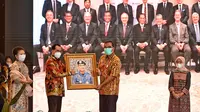 Menteri Perhubungan, Budi Karya Sumadi melepas masa tugas Dirjen Perhubungan Laut, Kemenhub, R. Agus H. Purnomo. (Dok Kemenhub)