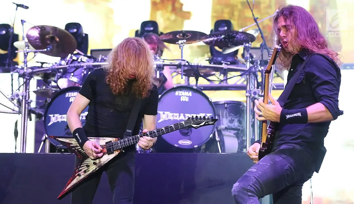 Aksi panggung gitaris sekaligus vokalis Megadeth, Mustaine dan gitaris Kiko Loureiro saat tampil menghibur penonton Jogjarockarta 2018 di Stadion Kridosono, Yogyakarta (27/10). (Fimela.Com/Bambang E.Ros)